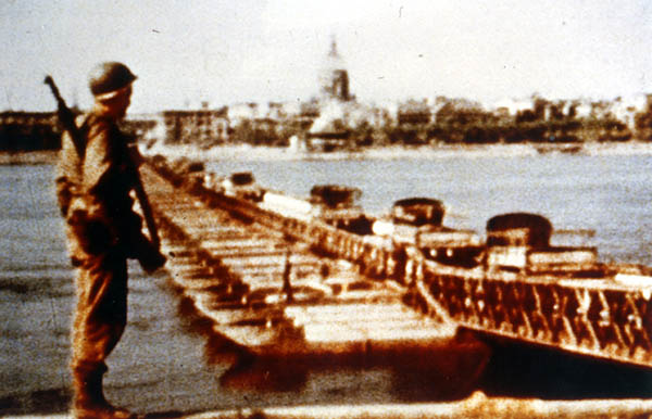 Sofort nach der Einnahme von Mainz errichteten die amerikanischen Truppen eine Pontonbrücke, um den Rhein mit ihren Panzern zu überqueren.
