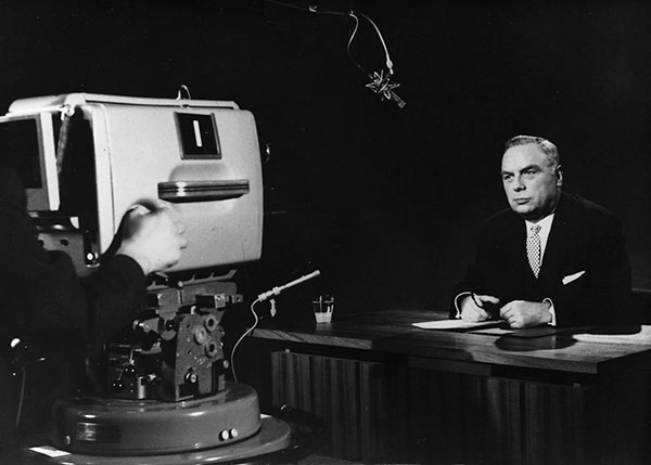 Prof. Dr. Karl Holzamer eröffnet das bundesweite Fernsehprogramm des ZDFs.