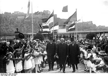 Reichspräsident Hindenburg und Ministerpräsident Otto Braun zur Feier anlässlich des Endes der alliierten Besatzung des Rheinlands in Koblenz am 22. Juli 1930.