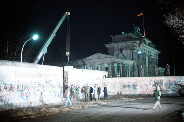 Aufnahme vom Mauerfall neben dem Brandenburger Tor