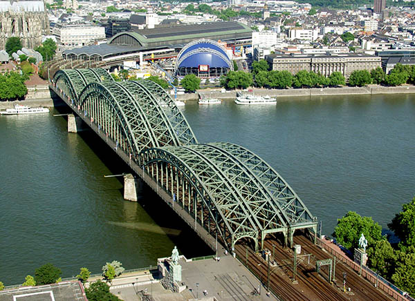 Hohenzollerbrücke in Köln. Über den Vorgängerbau dieser Brücke marschierte die Wehrmacht ins Rheinland ein.