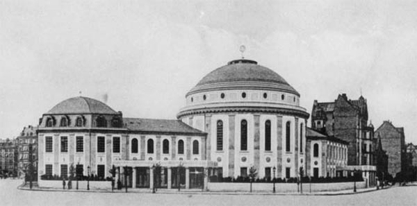 Die alte Mainzer Hauptsynagoge in der Hindenburgstraße fiel dem Pogrom zum Opfer. Der Abriss der ausgebrannten Ruine wurde der jüdischen Gemeinde in Rechnung gestellt.