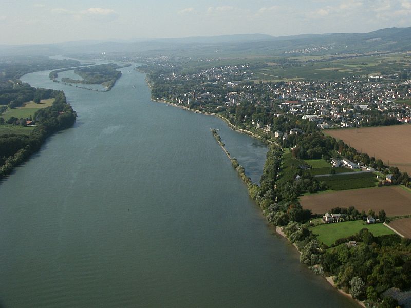 Der Rhein stromabwärts von Mainz vor Bingen.
