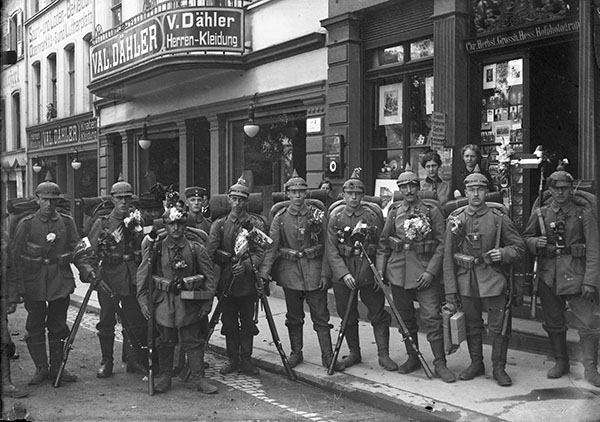Soldaten am Lutherplatz in Worms während des Ersten Weltkriegs.